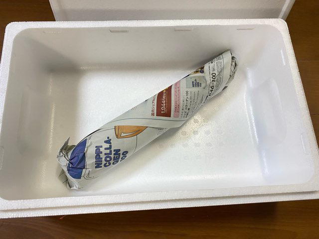 新聞紙で包んだ大根を発泡スチロールに入れた画像