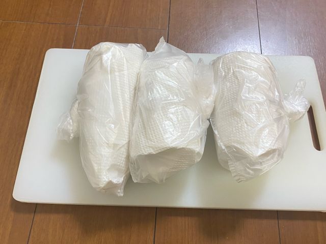 キッチンペーパーで包んでポリ袋に入れた大根