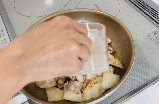 大根と豚肉の炒めに水を入れた画像