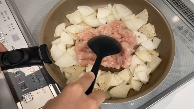 大根を鶏ひき肉の炒めている画像